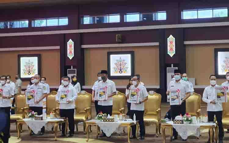 Bupati Seruyan Yulhaidir bersama bupati dan walikota saat menerima DIPA 2022