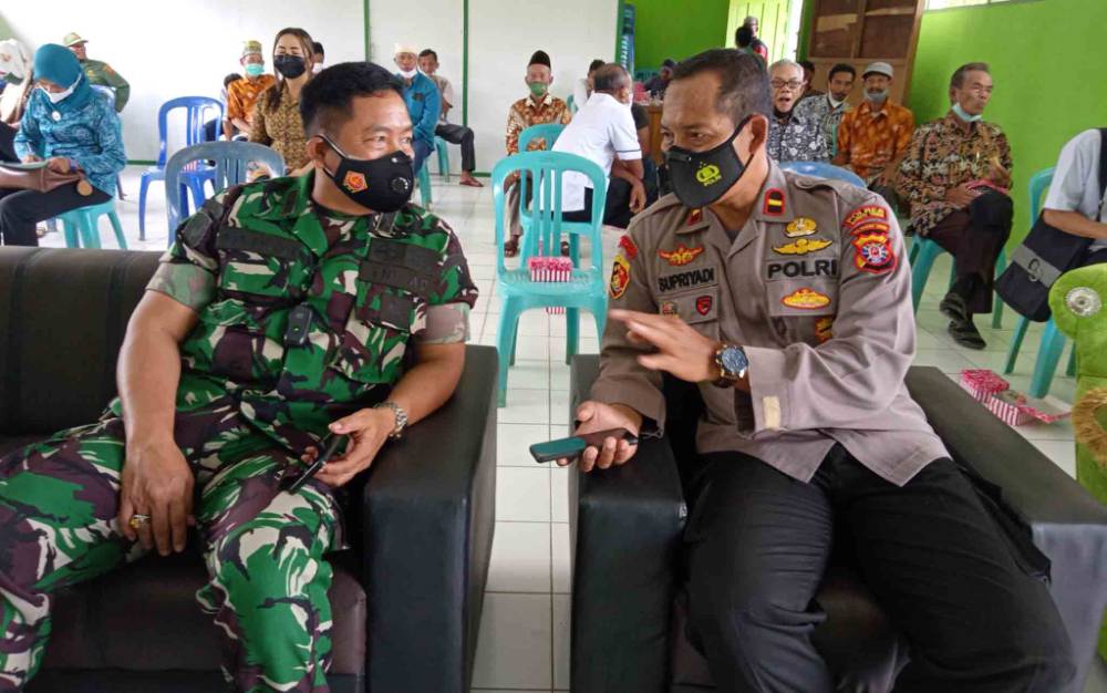 Mulai Hari Ini Pelayanan Publik di Polsek Dusun Tengah Wajib Bawa Bukti Vaksinasi Covid-19