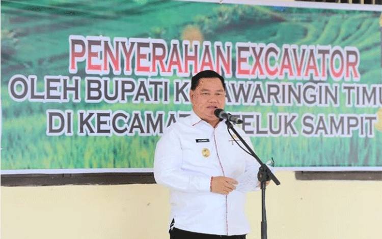 Bupati Kotim Halikinnor saat menyampaikan sambutan.