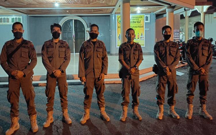 Personel Satpol PP dan Damkar Kapuas melaksanakan pengamanan saat warga beribadah di gereja.