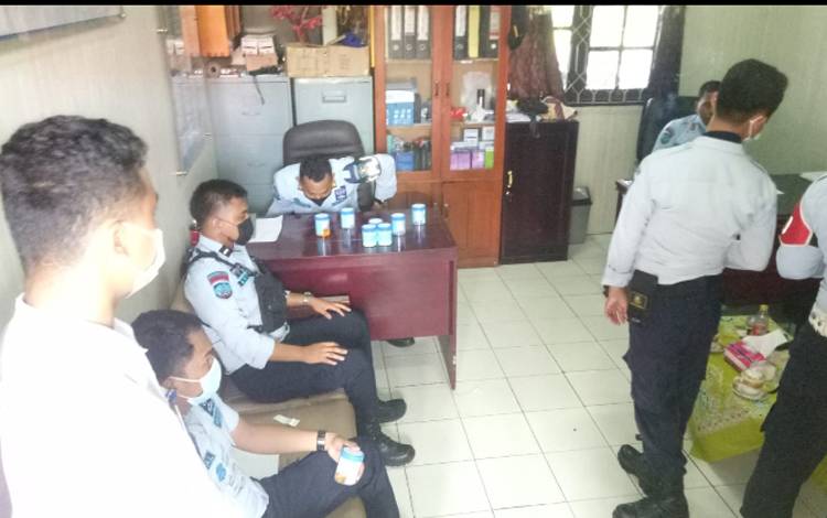 Tes urine pegawai Lapas Sampit
