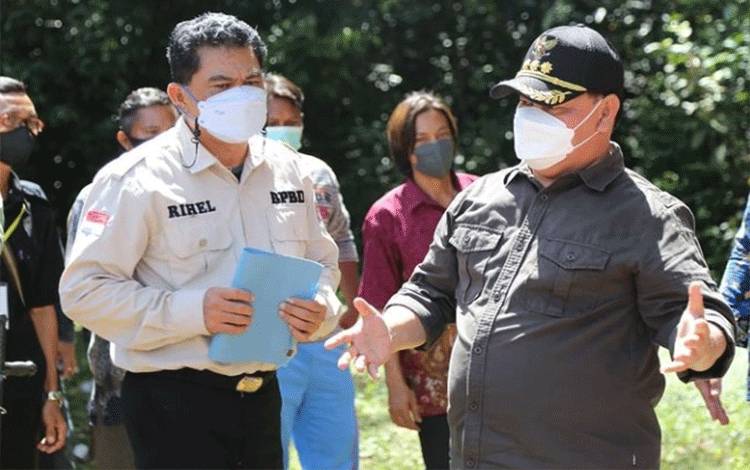 Bupati Kotim Halikinnor saat berbincang dengan Kepala BPBD Kotim Rihel.