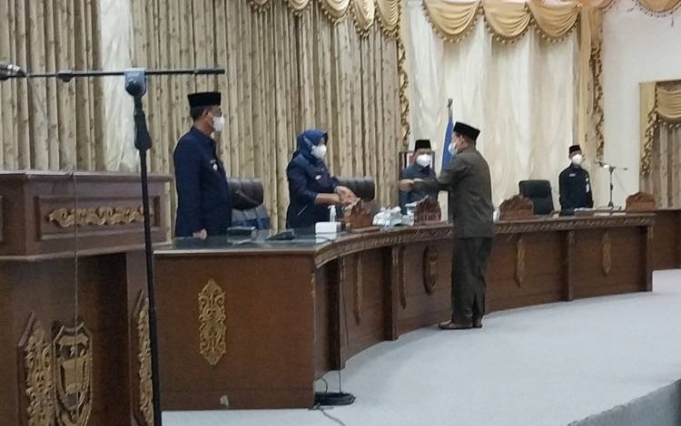 Juru bicara fraksi PKB Suhendra saat menyerahkan pemandangan akhir fraksi terhadap raperda APBD tahun anggaran 2022 kepada pimpinan sidang paripurna.