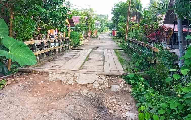 Warga Ampah Kota Keluhkan Kondisi Jalan Gotong Royong Rusak