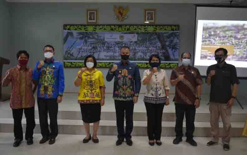 Bupati Gumas, Jaya S Monong bersama Wabup Efrensia L.P Umbing dan lainnya.