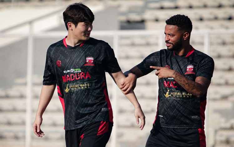 Gelandang asing Madura United Kim Jin-sung (kiri)