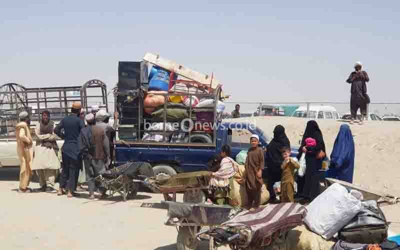 Arsip--Sebuah keluarga dari Afghanistan memuat barang-barang mereka di atas kendaraan. (foto : ANTARA FOTO/REUTERS/Abdul Khaliq Achakzai/rwa)