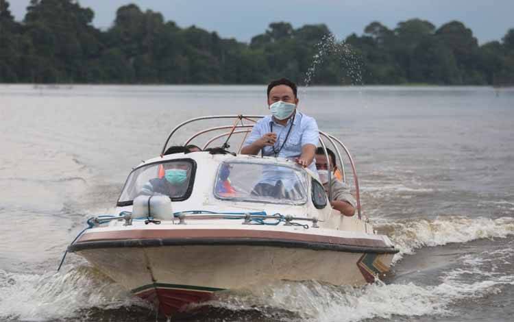 Gubernur Kalimantan Tengah, Sugianto Sabran saat meninjau Desa Danau Sadar