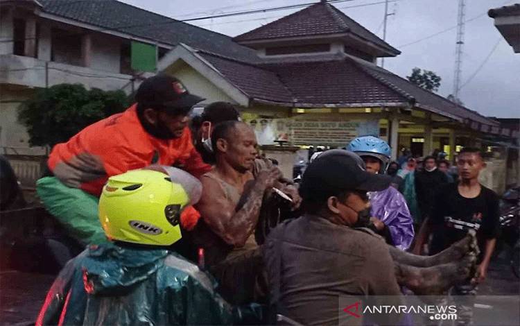 Petugas mengevakuasi warga terdampak letusan Gunung Semeru di Sumberwuluh, Lumajang, Jawa Timur, Sabtu (4/12/2021). ANTARA FOTO/HO/Muhammad Sidkin Ali/Radar Semeru/abs/rwa.