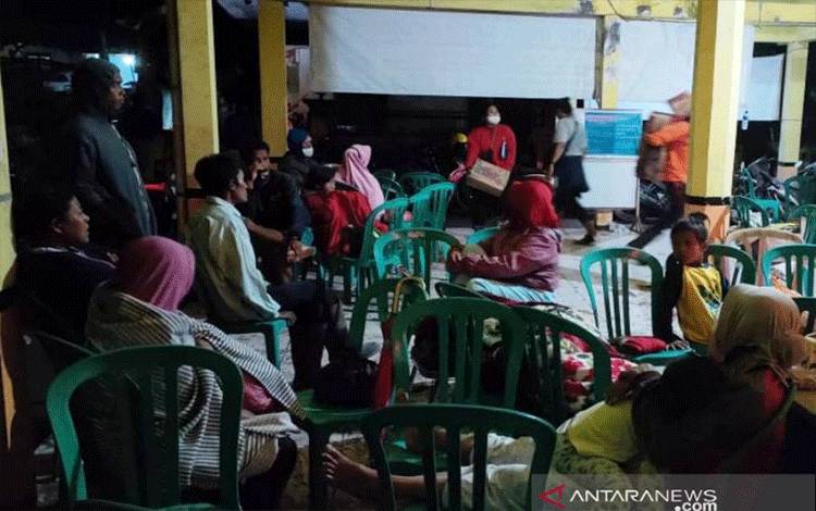 Warga Terdampak Semeru Mengungsi di Balai Desa Sumberwuluh