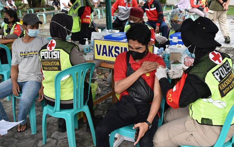 Komisi Penanggulangan AIDS Bersama Polda Kalteng Gelar Vaksinasi Massal