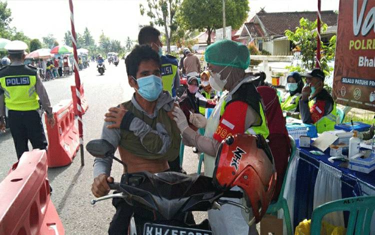 Warga di Kapuas Antusias Ikuti Vaksinasi Drive Thru Covid-19