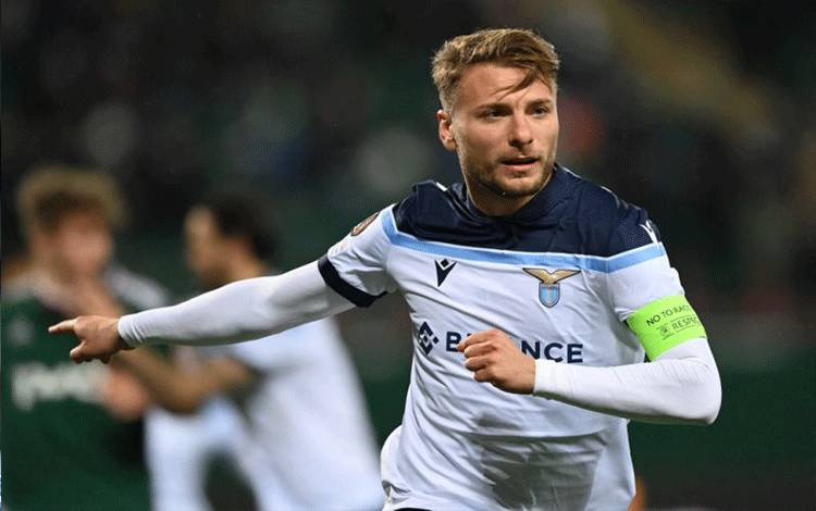 Foto arsip - Pemain Lazio Ciro Immobile usai mencetak gol dalam pertandingan Liga Europa melawan Lokomotiv Moscow di Lokomotiv Stadium pada 25 November 2021. (AFP/KIRILL KUDRYAVTSEV)