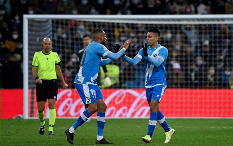 Foto arsip - Pemain Rayo Vallecano Radamel Falcao saat selebrasi gol bersama rekan-rekan satu timnya saat laga LaLiga antara Real Madrid CF dan Rayo Vallecano de Madrid di Stadion Santiago Bernabeu di Madrid, 6 November 2021. (AFP/PIERRE-PHILIPPE MARCOU)