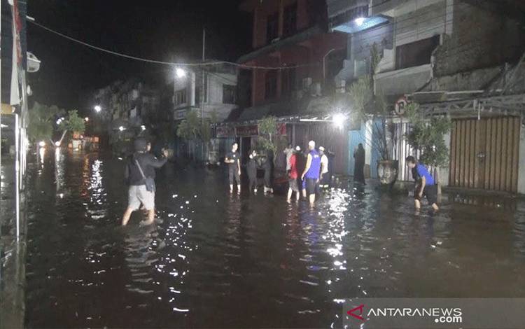 Baru Kali Pertama Air Pasang Rendam Jalan dan Permukiman Warga Kuala Kapuas