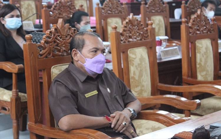 Anggota DPRD Gunung Mas Apresiasi Pelatihan Kerajinan Anyaman