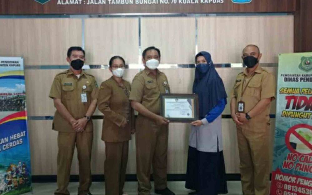 Guru di Kapuas Ini Dapat Penghargaan Karya Inspiratif Filtrasi Nasional