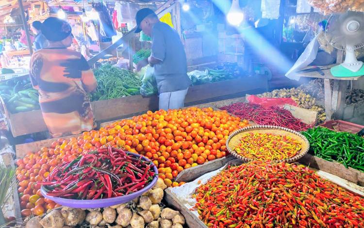 Suasana jual beli di Pasar Mangkikit, Sampit, Kotawaringin Timur.