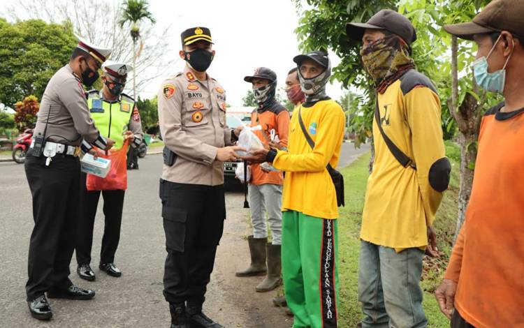 Kapolres Seruyan Bagikan Nasi Bungkus kepada Petugas Kebersihan