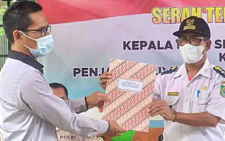 Camat Bataguh, Syuryadin (kanan) bersama Pj Kades Sei Jangkit