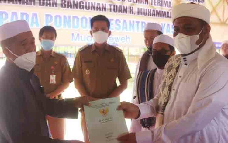 Bupati Saksikan Penyerahan Hibah Tanah dari Fuady kepada Ponpes Yasin Muara Teweh