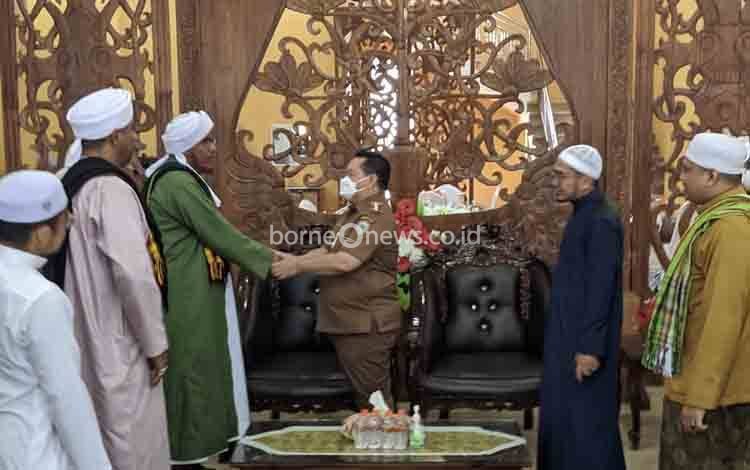 Bupati Kotim Jamu Ulama Tarim Hadhramaut yang Baru Tiba di Sampit