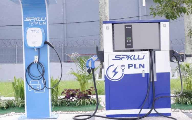 Stasiun pengisian kendaraan listrik umum atau SPKLU di halaman kantor PLN Unit Induk Wilayah Kalimantan Timur dan Utara (UIW Kaltimra) di Balikpapan
