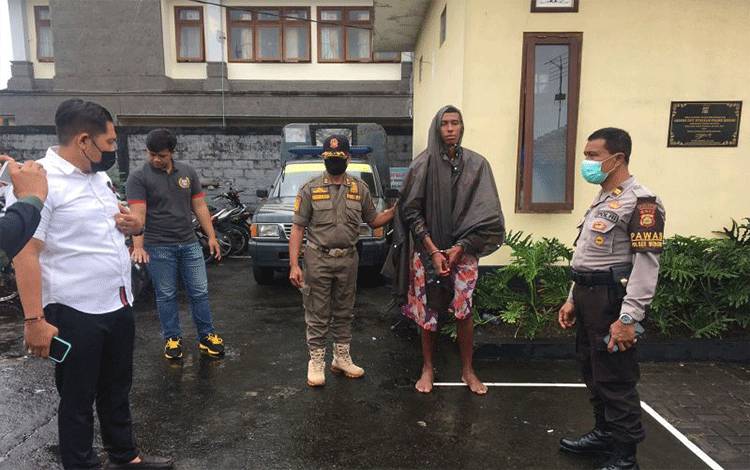 Saat petugas mengamankan WN Belanda ke Polsek Mengwi Badung, Senin (6/12/2021). ANTARA/HO (Antara/Ayu Khania Pranisitha/2021)