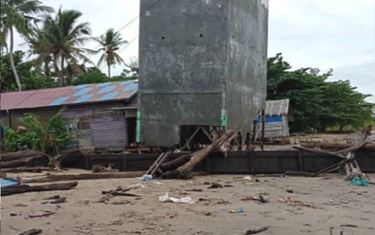 Angin Kencang dan Ombak Besar Rusak Rumah dan Gedung Walet di Pulang Pisau