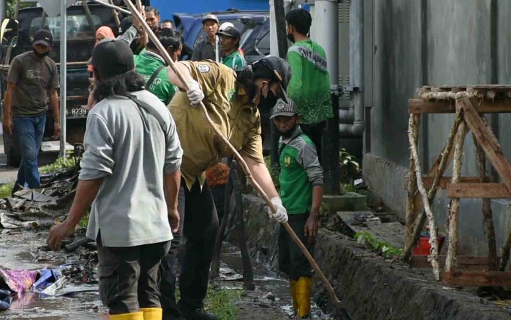 Drainase Dalam Kota Kuala Kapuas Dibersihkan