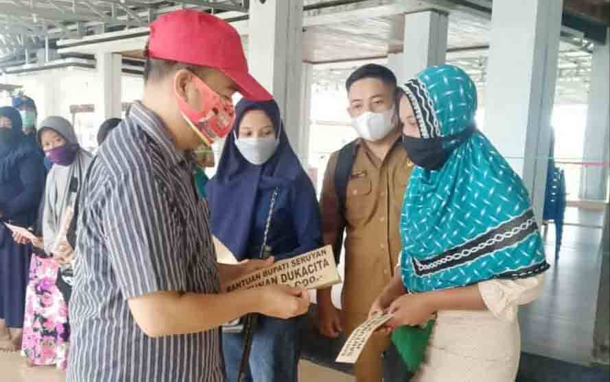 Bupati Seruyan Yulhaidir saat menyerahkan santunan duka cita kepada salah satu ahli waris penerima.