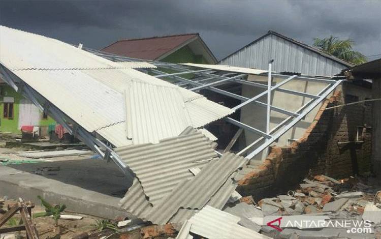 Sebanyak 217 rumah warga Desa Bencah Kabupaten Bangka Selatan Provinsi Kepulauan Bangka Belitung mengalami kerusakan sedang hingga berat diterjang angin puting beliung, sebagai dampak fenomena La Nina di daerah itu. (Aprionis)