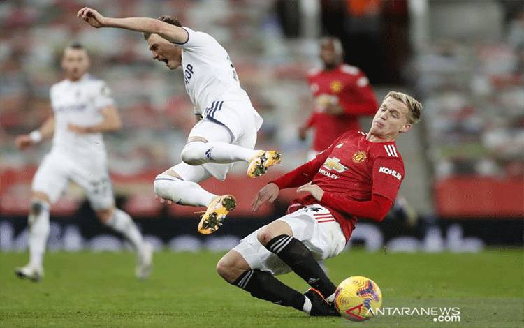 Pemain Manchester United Donny van de Beek berebut bola dengan pemain Leeds United Ezgjan Alioski dalam lanjutan Liga Inggris di Old Trafford, Manchester, Inggris, Senin (21/12/2020). Manchester United naik ke posisi tiga klasemen Liga Inggris berkat kemenangan 6-2 atas Leeds United. ANTARA FOTO/Pool via REUTERS/Clive Brunskill/rwa.