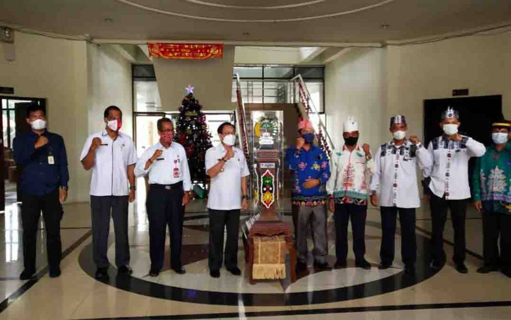 Bupati Katingan Terima Piala Bergilir Festival Tandak Intan Kaharingan