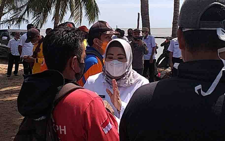 Bupati Kobar Tinjau Lokasi Bencana Banjir Rob di Pesisir Pantai Kumai