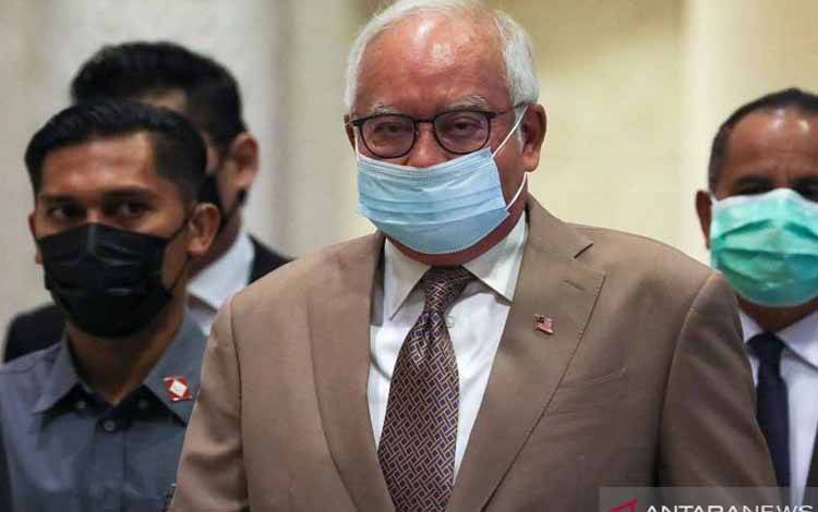 Mantan Perdana Menteri Malaysia Najib Razak tiba di pengadilan banding Malaysia di Putrajaya, Malaysia, Senin (5/4/2021). Pengadilan banding Malaysia mulai menggelar sidang untuk mendengarkan pembelaan mantan Perdana Menteri Malaysia Najib Razak terkait kasus skandal korupsi multimiliar dolar dana negara di lembaga 1MBD