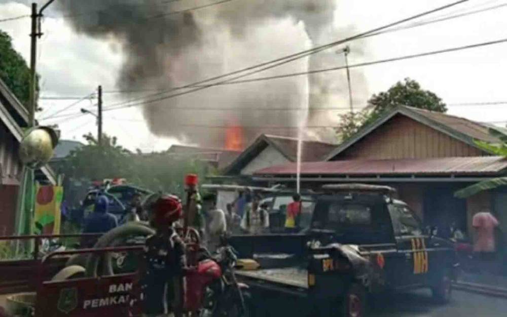 Kebakaran Hanguskan 5 Rumah Warga di Jalan Seth Adji Kuala Kapuas