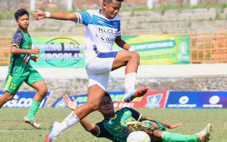 Pemain Persiku Junior saat berebut bola dengan pemain lawan saat laga melawan Tim Apac Inti Junior Semarang