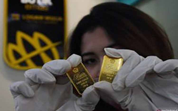 Emas Tergelincir Terseret Penguatan Dolar Jelang Laporan Inflasi AS