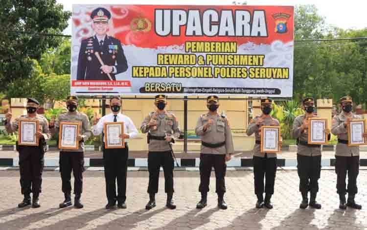 Kapolres Seruyan Serahkan Penghargaan kepada Perwira Berprestasi