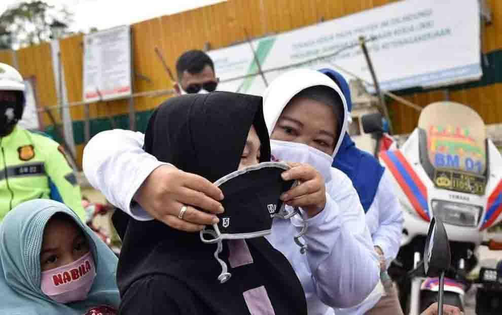 Bupati Kobar, Nurhidayah memakaikan masker kepada pengendara dan mengajak masyarakat disiplin protokol kesehatan