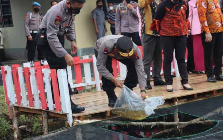 Kapolda Kalteng Tebar Benih Ikan di Kolam Presisi Polres Kapuas