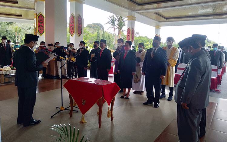 Bupati Katingan Sakariyas melantik puluhan pejabat eselon II dan III.