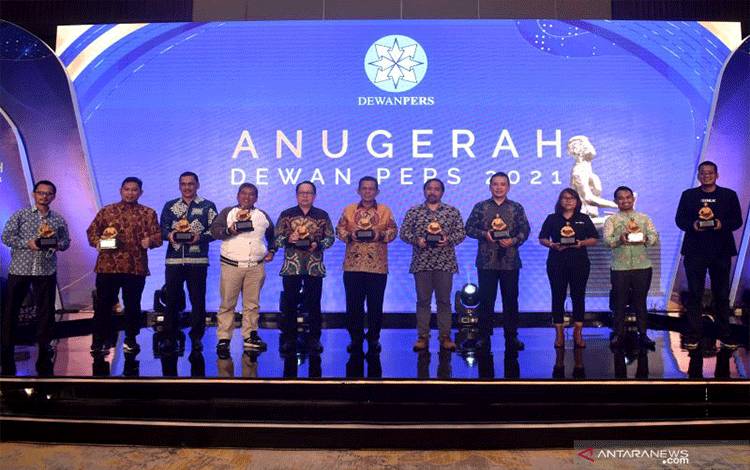 Foto bersama para pemenang Anugerah Dewan Pers 2021 di Jakarta, Kamis (8/12/2021) (ANTARA/Fauzi Lamboka)
