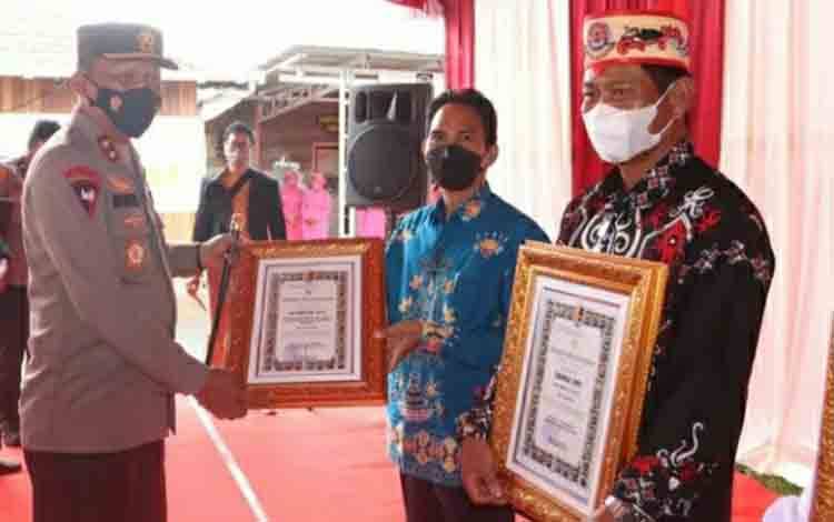 Sebagai Tokoh Masyarakat, Legislator Kapuas Ini Terima Penghargaan dari Kapolda Kalteng