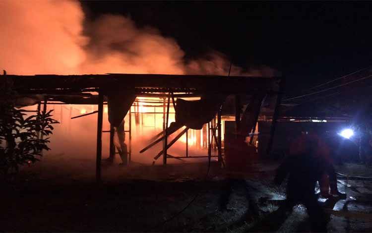 Sebuah Rumah Hangus Terbakar di Sampit