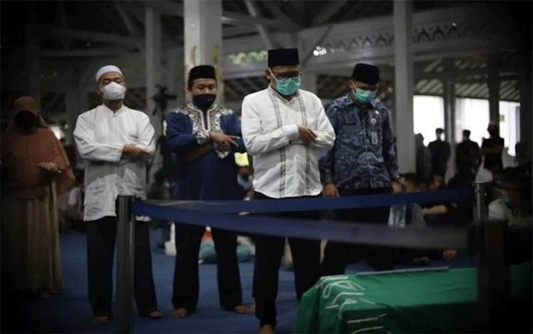 Wakil Wali Kota Depok Imam Budi Hartono ketika ikut melakukan shalat jenazah Wali Kota Bandung Oded M Danial. (ANTARA/Foto: istimewa)