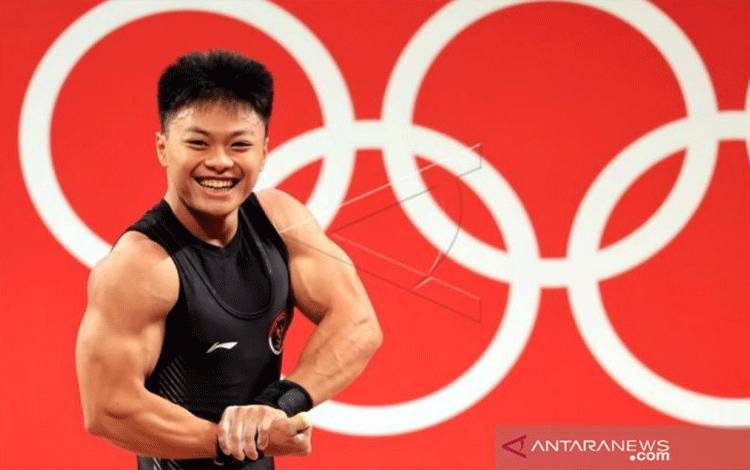 Foto arsip - Lifter Indonesia Rahmat Erwin Abdullah bergaya seusai melakukan angkatan dalam kelas 73 kg Putra Grup B Olimpiade Tokyo 2020 di Tokyo International Forum, Tokyo, Jepang, Rabu (28/7/2021). Erwin Abdullah berhasil meraih medali perunggu dengan total angkatan 342 kg. ANTARA FOTO/NOC Indonesia/sgd/hp.