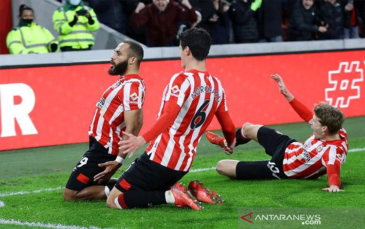 Penyerang Brentford Bryan Mbuemo (kiri) melakukan selebrasi bersama rekan-rekannya seusai mengkonversi tendangan penalti ke gawang Watford dalam laga lanjutan Liga Inggris di Stadion Brentford Community, London, Inggris, Jumat (10/12/2021) waktu setempat. (ANTARA/REUTERS/David Klein)
