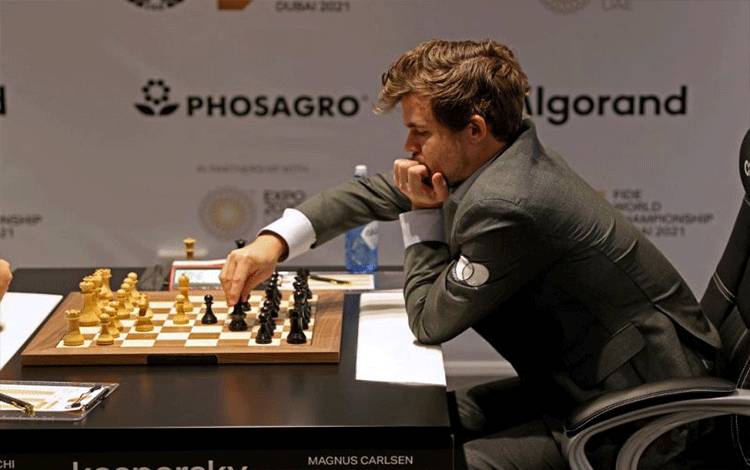 Carlsen Pertahankan Gelar Juara Dunia Catur Setelah Nepo Blunder